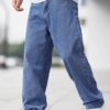 "Fashionable high-waist jeans with a flattering fit, ideal for everyday wear.